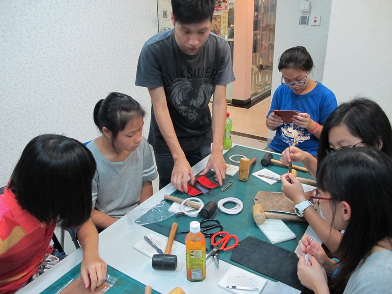 HANDSBOX 皮革包堂 外借場地 DIY皮革制作班，亲手制作皮革品，包括卡片套、锁匙包、证件套、散子包、匙扣等，连壓印英文，专业导师指导！