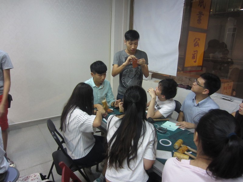 HANDSBOX 皮革包堂 外借場地 DIY皮革製作班，親手製作皮革品，包括卡片套、鎖匙包、證件套、散子包、匙扣等，連壓印英文，專業導師指導！