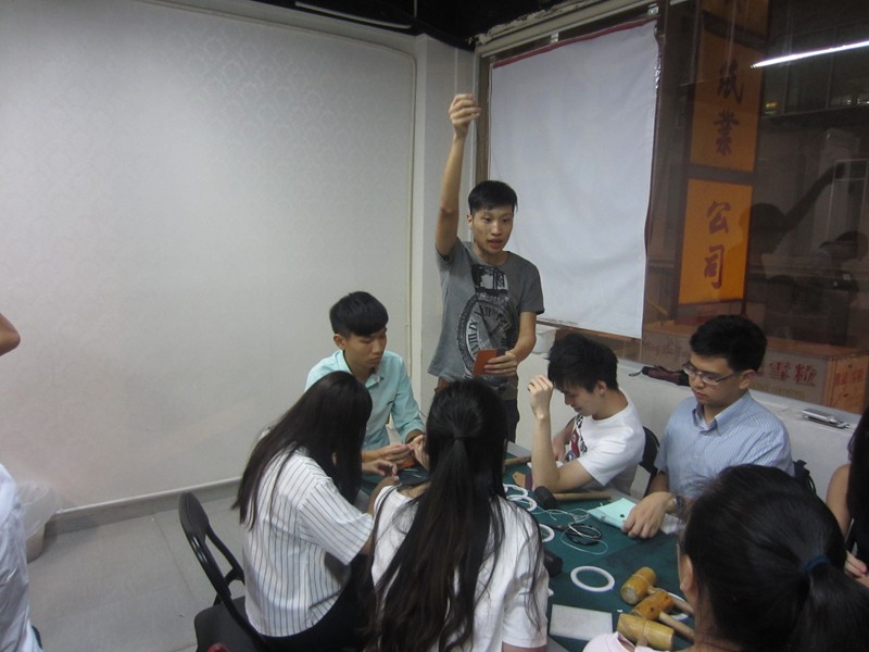HANDSBOX 皮革包堂 外借場地 DIY皮革製作班，親手製作皮革品，包括卡片套、鎖匙包、證件套、散子包、匙扣等，連壓印英文，專業導師指導！