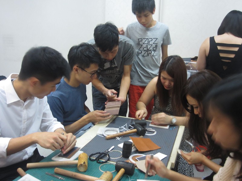 HANDSBOX 皮革包堂 外借場地 DIY皮革製作班，親手製作皮革品，包括卡片套、鎖匙包、證件套、散子包、匙扣等，連壓印英文，專業導師指導！