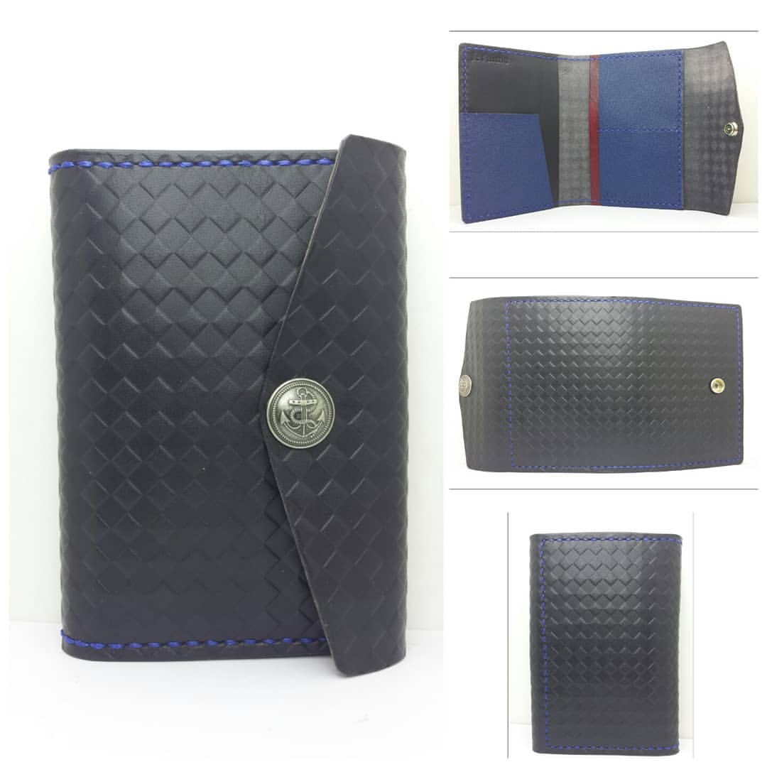 护照套 DIY 皮革班 handsbox 皮革学堂 passport holder 壓印格仔纹面 橫式双卡位 机票位 喼鈕