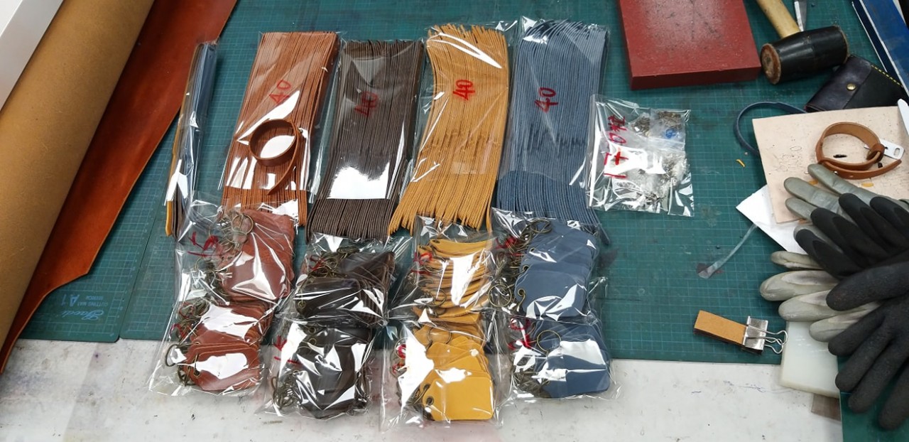 訂製批量 機構禮品 活動禮物 攤位禮物 中學活動 社區禮物 XHBKSWF2 皮革材料包 手帶 和尚頭 較長短 情侶裝 Hand Strap
