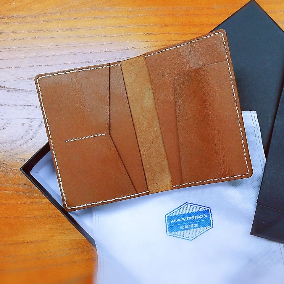 简易缝线护照套 DIY皮革班 handsbox 皮革学堂 passport holder 橫式双卡位 机票位 牛皮